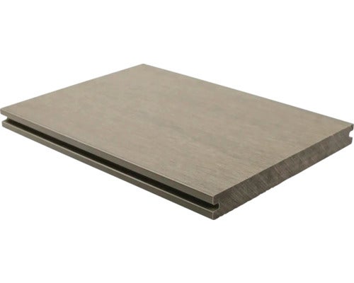 Graue Terrassendiele aus Holz-Kunststoff-Verbundwerkstoff mit Holzmaserung und seitlicher Nut.