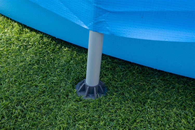 Detailansicht eines Frame Pools mit Stützbein auf Rasenfläche