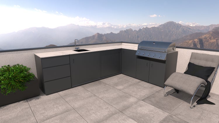 Terrasse mit Aussenküche, Grill, Spüle und Gartenstuhl vor Berglandschaft