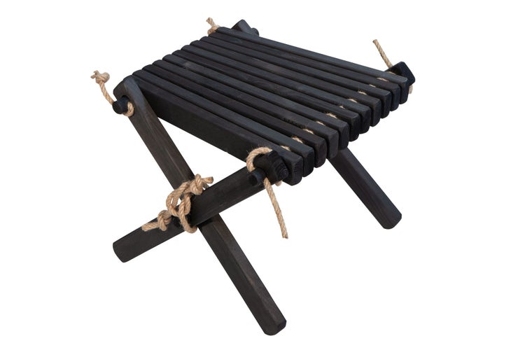 Dunkler Klapphocker aus Holz mit Sitzfläche aus Latten und Verbindungen aus Seil.