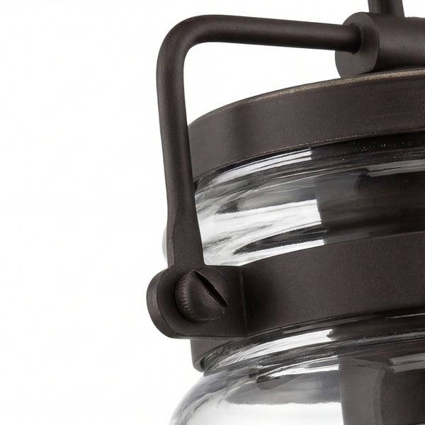 Detailaufnahme einer Glasleuchte mit Metallaufhängung