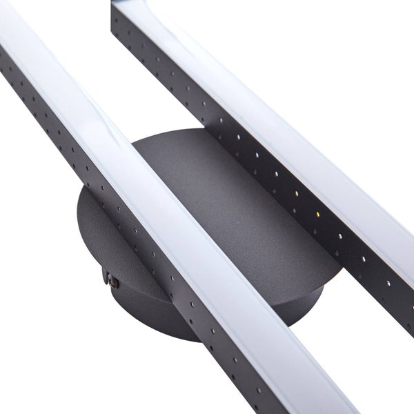 Detailansicht einer modernen Deckenleuchte mit schwarzen Metallleisten, weißen LED-Abdeckungen und runder Deckenhalterung.