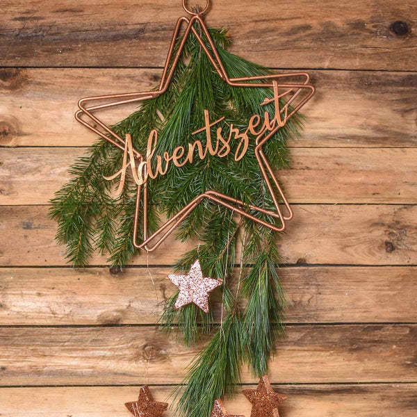 Dekorativer Adventsstern mit Tannenzweigen und Schriftzug Adventszeit als Weihnachtsschmuck