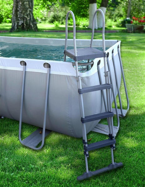 Rechteckiger Aufstellpool mit Poolleiter im Garten