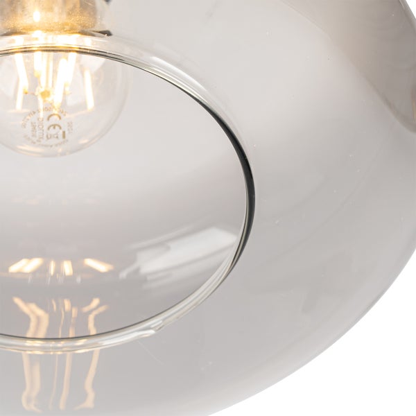 Detailansicht einer Glaspendelleuchte mit Leuchtmittel