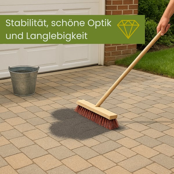 Besen mit Holzstiel und Eimer mit Füllmaterial auf Pflastersteinen