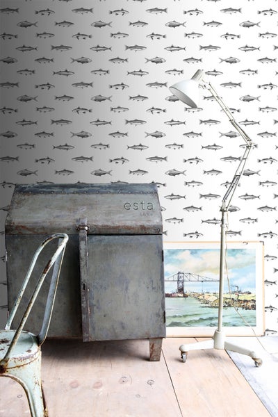 Dekoratives Zimmer mit Fischmustertapete, Schrank, Lampe und Stuhl.