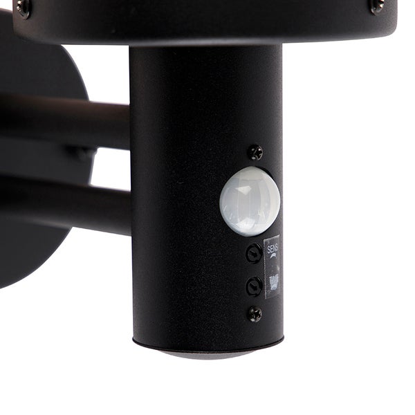 Nahaufnahme einer schwarzen Außenwandleuchte mit integriertem Bewegungsmelder sowie Einstellreglern für Sensibilität und Zeit.