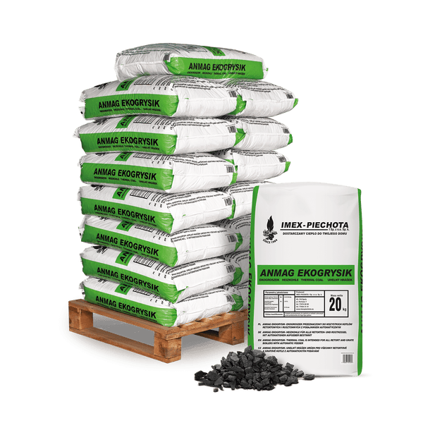Anmag Ekogrysik Heizkohle in 20 Kilogramm Säcken auf einer Palette gestapelt, mit einem einzelnen Sack und einem Haufen loser Kohle davor.