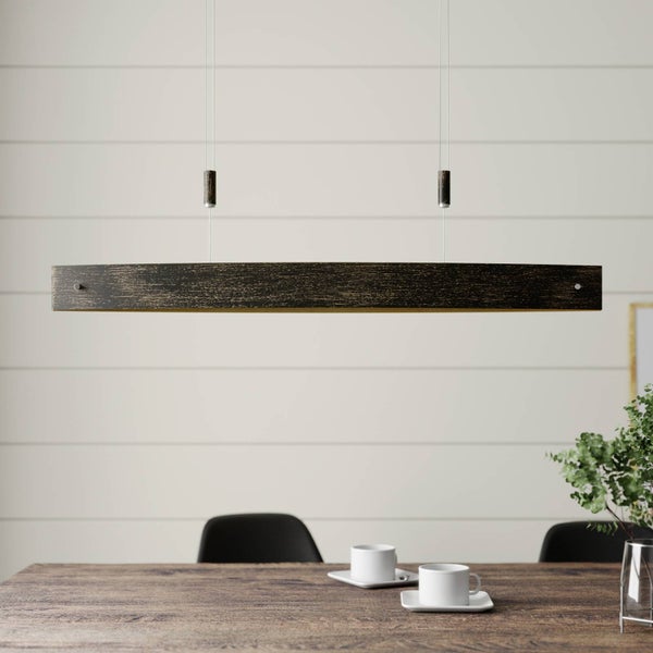 Moderne LED-Pendelleuchte in dunkler Holzoptik, linear über einem Esstisch hängend.