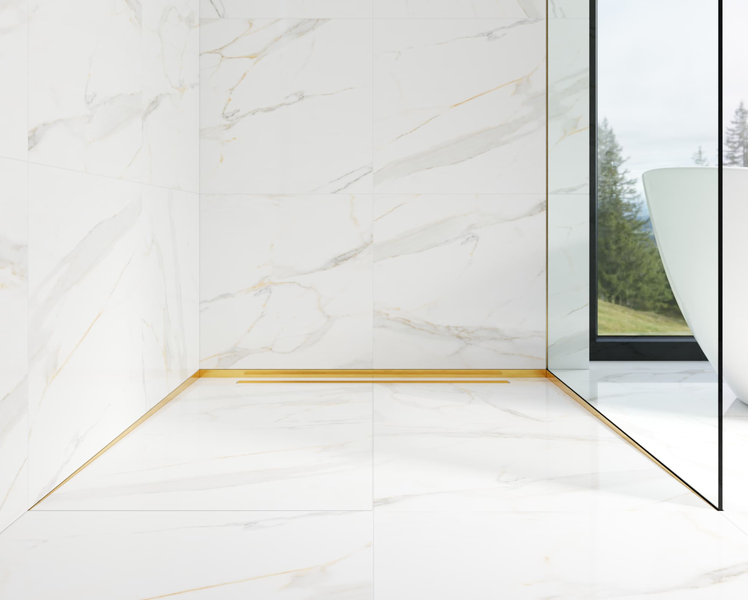 Bodenebene Dusche mit großformatigen Fliesen in Marmoroptik, goldener Duschrinne und gläserner Trennwand in einem modernen Badezimmer.