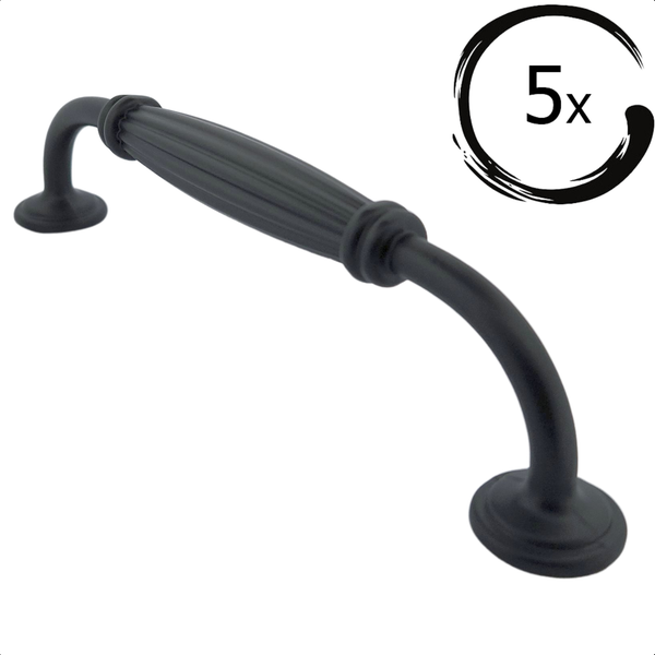 Fünf schwarze Möbelgriffe