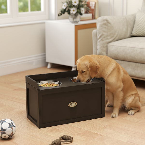 Erhöhte Hundestation aus dunklem Holz mit zwei Edelstahlnäpfen und Schublade, Golden Retriever frisst in hellem Wohnzimmer.