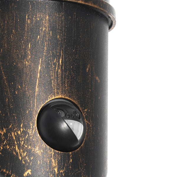 Nahaufnahme eines integrierten Bewegungsmelders an einer Außenleuchte mit antikem Finish.