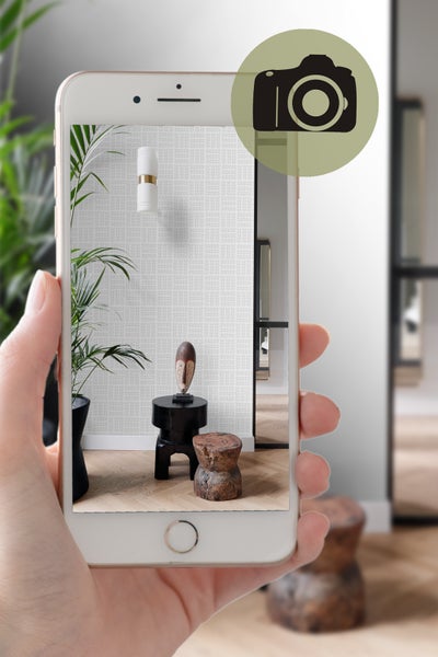 Einrichtungsidee mit Tapete, Wandleuchte, Pflanze und Dekoration, aufgenommen mit einem Smartphone.