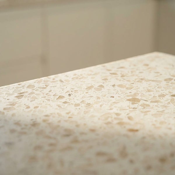 Küchenarbeitsplatte aus Terrazzo mit gesprenkelter Steinoptik in Nahaufnahme