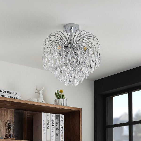 Deckenleuchte mit Metallgestell und Kristallanhängern im Wohnzimmer