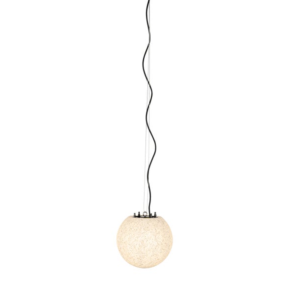 Pendelleuchte mit kugelförmigem Schirm in Steinoptik und schwarzem Kabel.