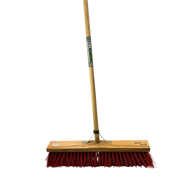 Straßenbesen Synx Tools mit Holzstiel, roten Borsten und Metallverstärkung