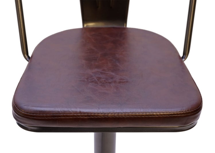 Detailansicht des Sitzes eines Barhockers aus Leder