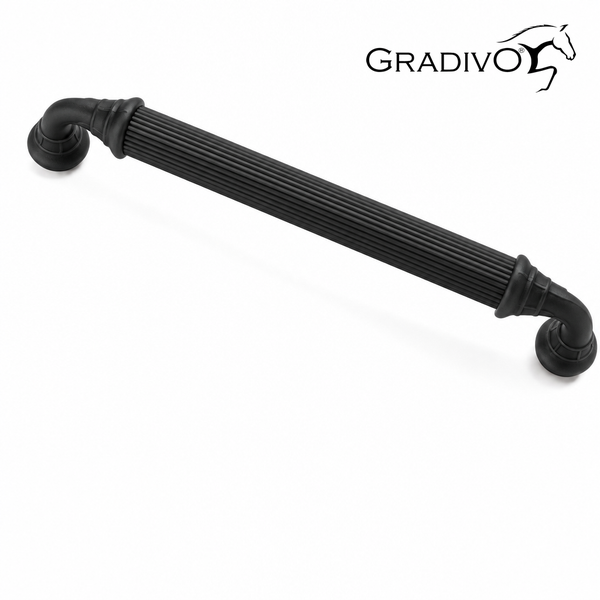Schwarzer Möbelgriff mit geriffelter Oberfläche und dekorativen Enden. Gradivo Logo.