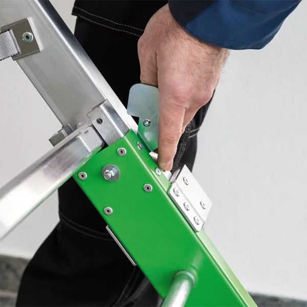 Detailaufnahme einer Mehrzweckleiter mit einer Person, die eine Verriegelung betätigt