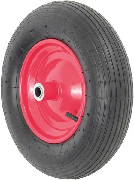 Raumansicht mit geometrischer Tapete, zwei Hüten, einem Hocker und glitzernden Stiefeletten.