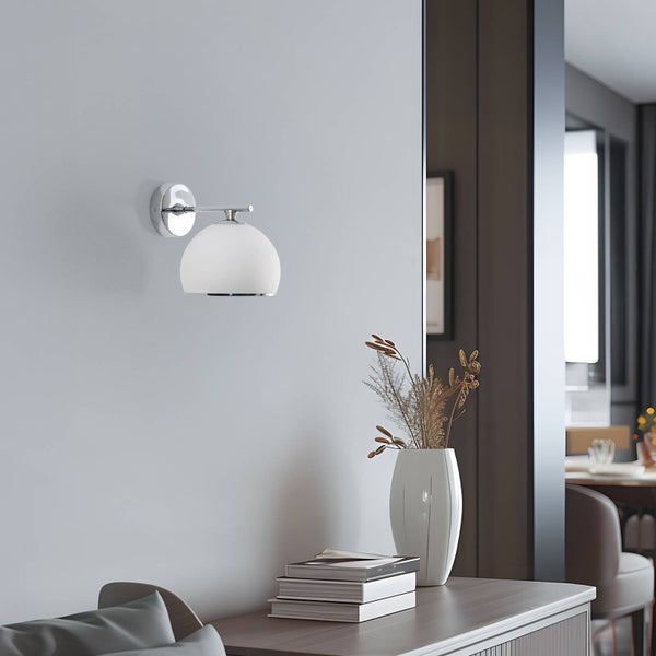 Moderne Wandleuchte mit weißem Lampenschirm an einer grauen Wand
