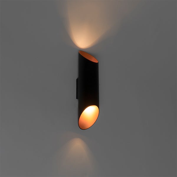 Moderne Wandleuchte aus Metall mit zwei Lichtquellen