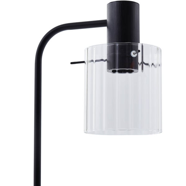 Detailansicht einer Lampe mit schwarzem Metallgestell und einem Lampenschirm aus geriffeltem Klarglas.