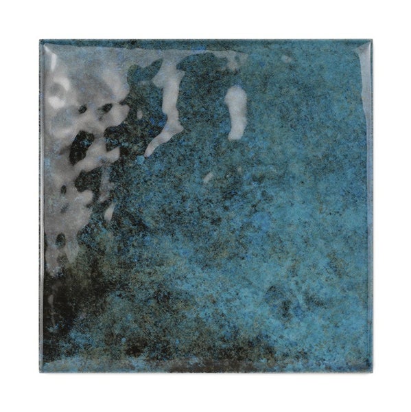 Quadratische Wandfliese mit glänzender Oberfläche in lebhafter Optik für Innenräume.
