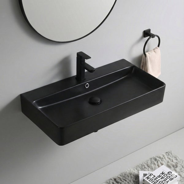 Wandwaschbecken aus Keramik mit Armatur und Handtuchring in modernem Design im Badezimmer.