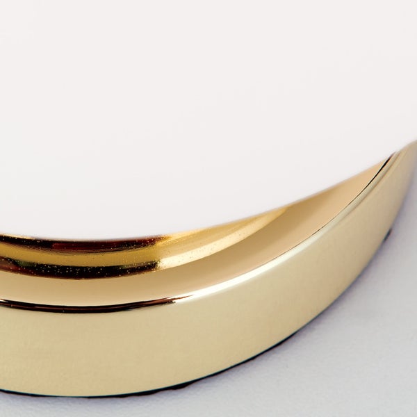 Detailansicht einer Tischleuchte mit goldenem Sockel