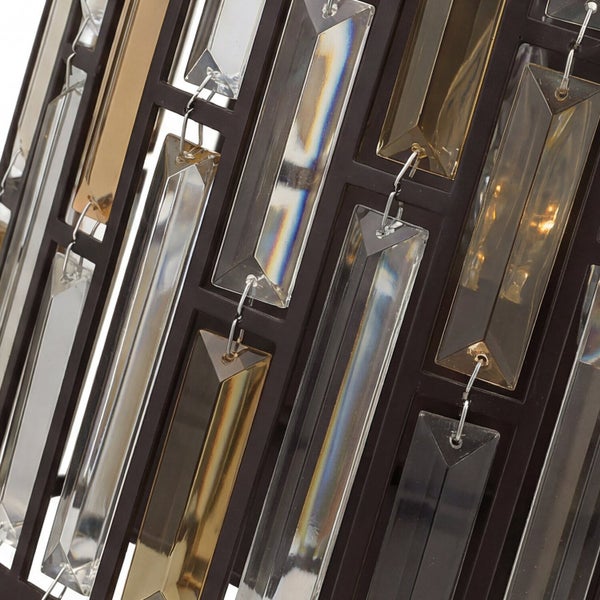 Detailaufnahme einer Deckenleuchte mit rechteckigen Kristallanhängern und dunklem Metallrahmen