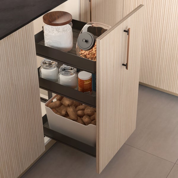 Ausziehbarer Vorratsschrank mit drei dunklen Ebenen, Vorratsgläsern und Kartoffeln in einer modernen Holzküche mit Rillenoptik.