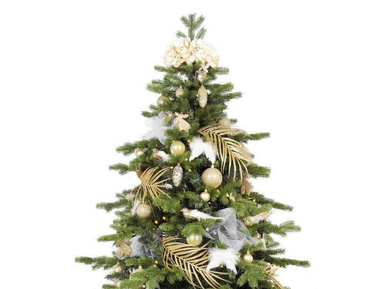 Geschmückter künstlicher Weihnachtsbaum mit floralen Akzenten, Weihnachtskugeln, Zapfen und Lichterkette für festliche Dekoration