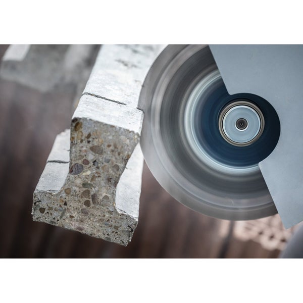 Trennscheibe schneidet einen Betonstein