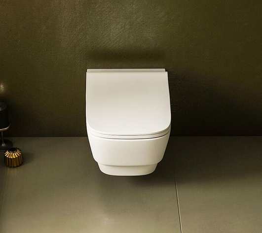 Wandhängendes WC aus Keramik im Badezimmer.