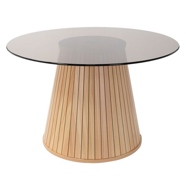 Runder Tisch mit Glasplatte und konischem Fuß aus Holzlamellen, dekoriert mit Teekanne und Vase mit Palmblättern.
