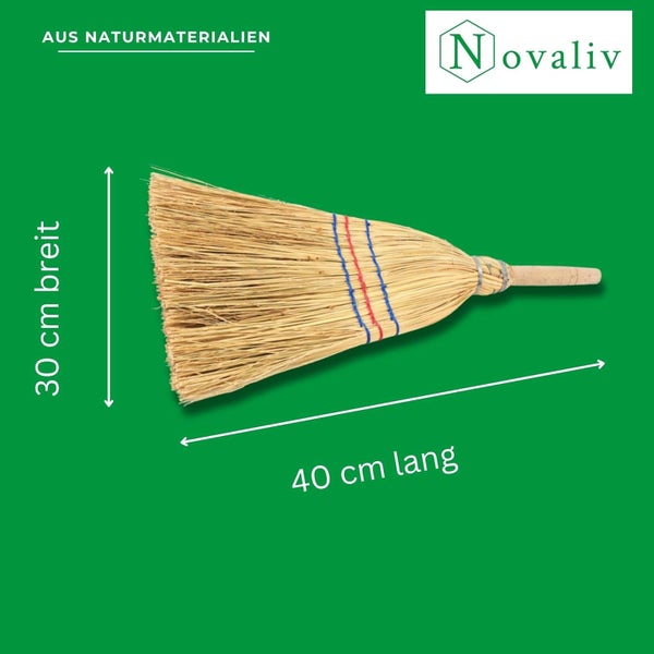 Reisstroh-Handbesen aus Naturmaterialien, 30 Zentimeter breit und 40 Zentimeter lang. Novaliv Logo.