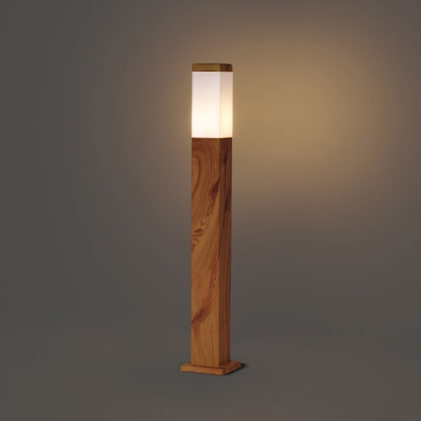 Quadratische Sockelleuchte aus Naturholz mit weißem Lichtdiffusor, eingeschaltet