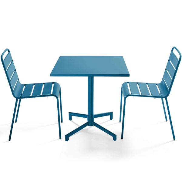 Modernes Gartenmöbel-Set aus Metall mit einem quadratischen Tisch und zwei Stühlen mit Latten-Design.