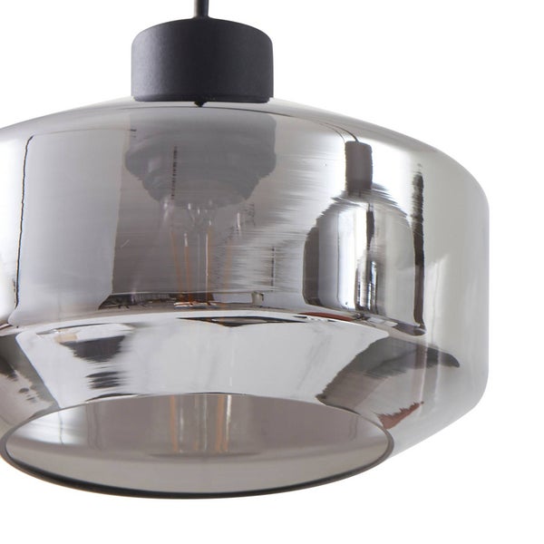 Pendelleuchte mit rauchgrauem, reflektierendem Glasschirm und schwarzer Halterung.