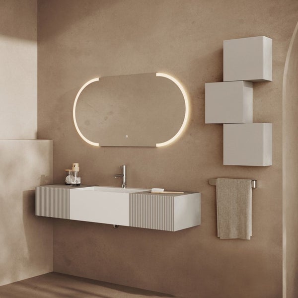 Modernes Badezimmer mit Waschtisch, beleuchtetem Spiegel und Hängeschränken