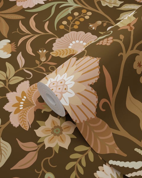 Vliestapete mit floralem Muster in Braun und Beige, Vintage-Stil mit Blüten und Blättern.