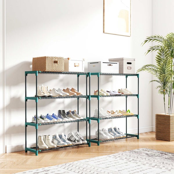 Zwei grüne Metall-Schuhregale mit vier Ebenen in einem hellen, organisierten Raum, gefüllt mit Schuhen und Aufbewahrungsboxen.