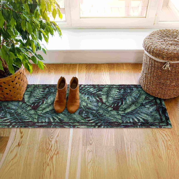 Szene mit Fußmatte mit Pflanzenmuster, Schuhen, Korb und Zimmerpflanze vor einem Fenster