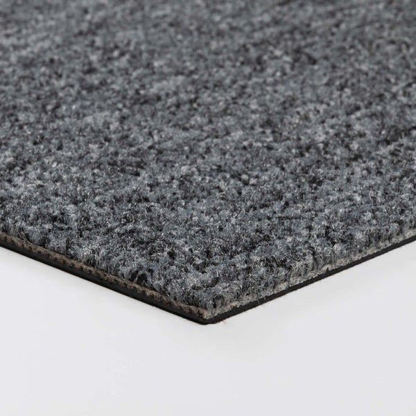 Dekoratives Interieur mit gemusterter Tapete, Palme im Korb und Hocker