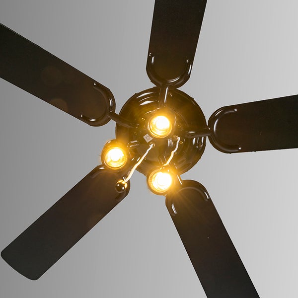 Deckenventilator mit fünf Flügeln und integrierter Beleuchtung in der Ansicht von unten
