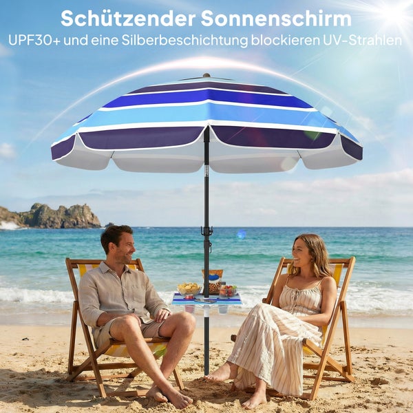Gestreifter Sonnenschirm am Strand mit UPF 30 plus UV-Schutz und Silberbeschichtung, Paar auf Liegestühlen.